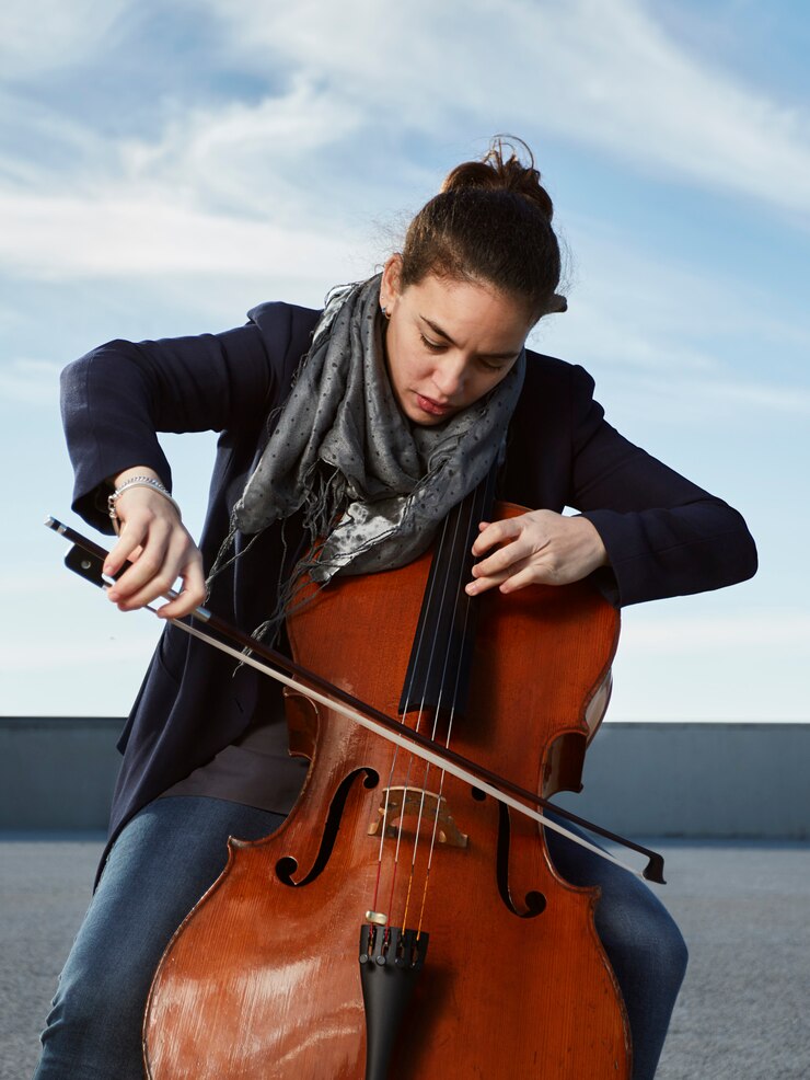 belle fille joue du violoncelle passion dans environnement concret 150588 138